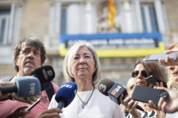 Dolors Feliu i Jordi Pesarrodona, ahir abans d'entrar a la reunió amb el president de la Generalitat. (Fotografia de Marta Pérez)