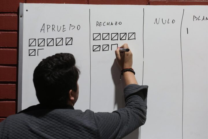 Recompte del referèndum sobre el text constitucional de Xile. (Fotografia d'Elvis González)