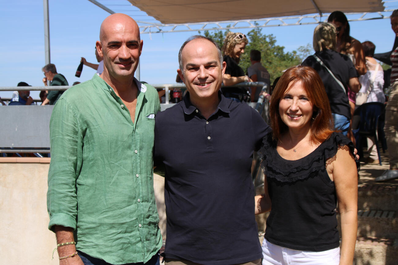 El candidat de Junts a Llagostera, Narcís Llinàs; el secretari general del partit, Jordi Turull, i la diputada pel partit a Girona, Maria Àngels Planas