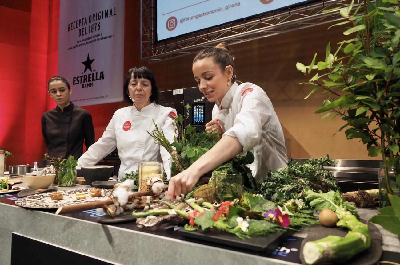 Una sessió de cuina amb Fina Puigdevall i Martina Puigvert, del restaurant les Cols, d'Olot, durant el Fòrum Gastronòmic de Girona 2022.