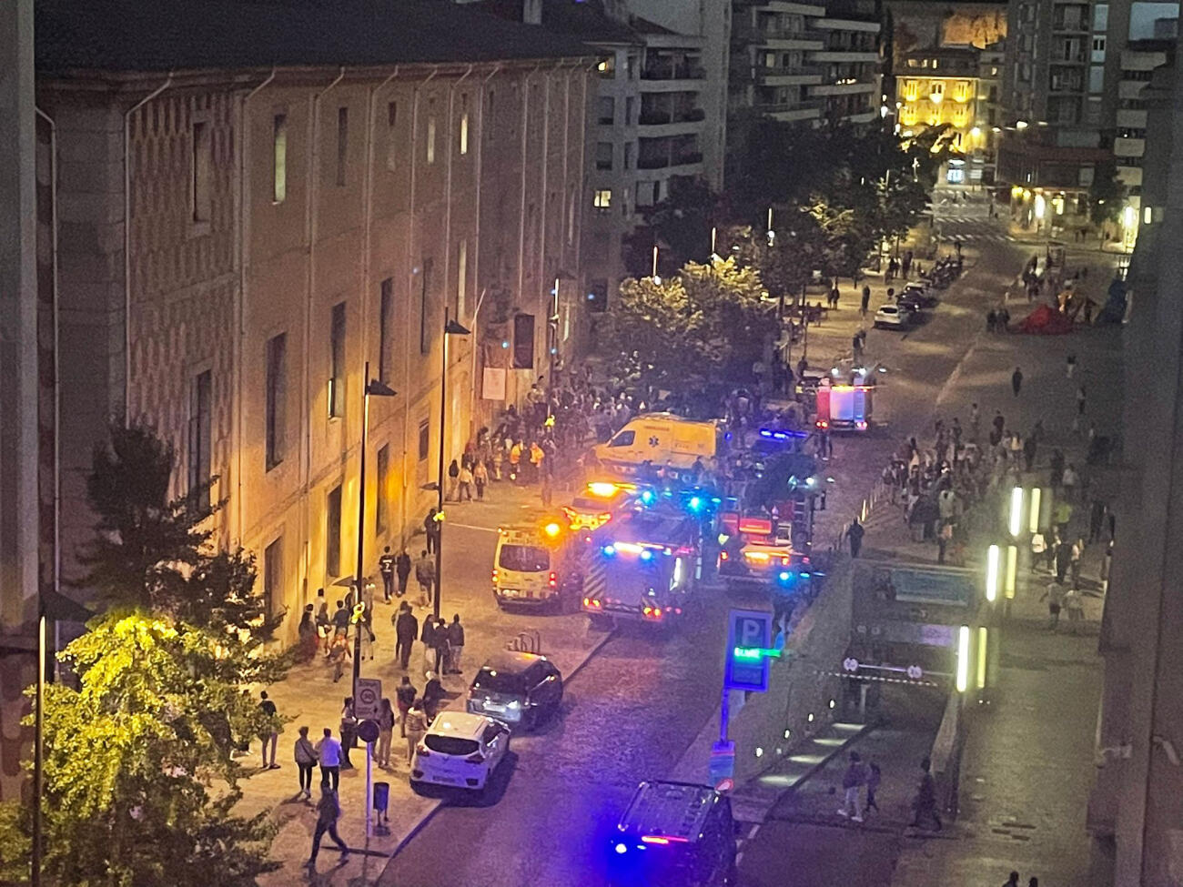 Diverses unitats de Bombers i del SEM davant la Casa de Cultura de Girona després d'una explosió. (fotografia: ACN)