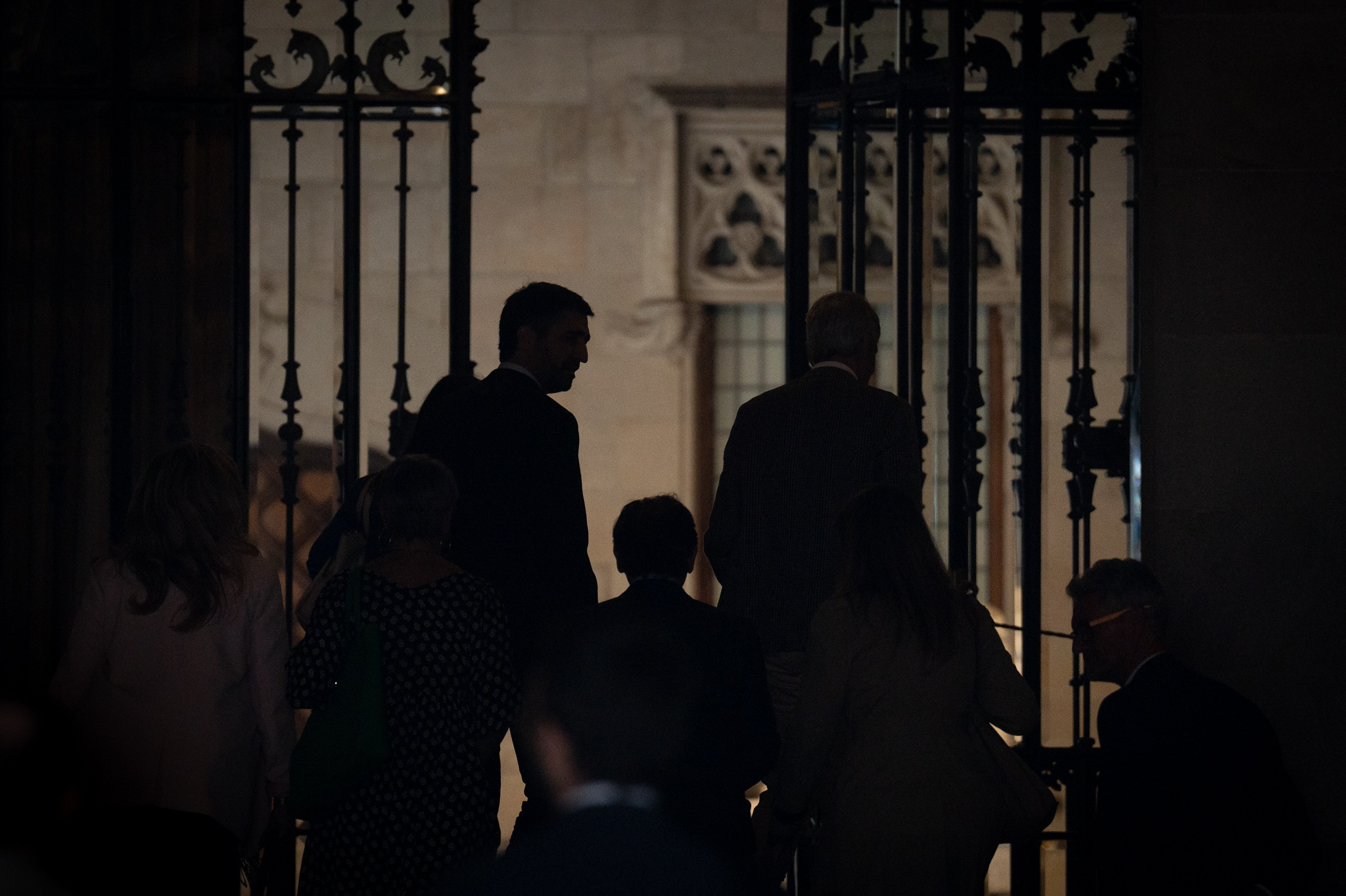 Els membres de Junts, entre els quals Puigneró, abandonant el Palau de la Generalitat