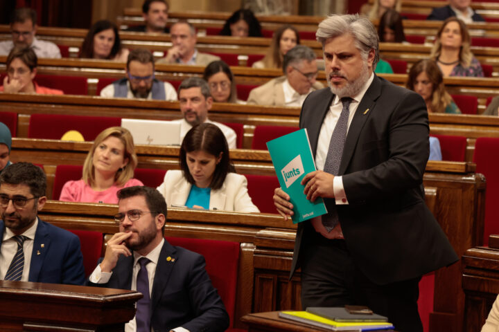 El president de Junts al parlament, Albert Batet, passa per davant del president del govern, Pere Aragonès (fotografia: ACN / Job Vermeulen)
