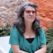 Anahita Nassir: “Les iranianes cremen el vel perquè representa el règim que les oprimeix”