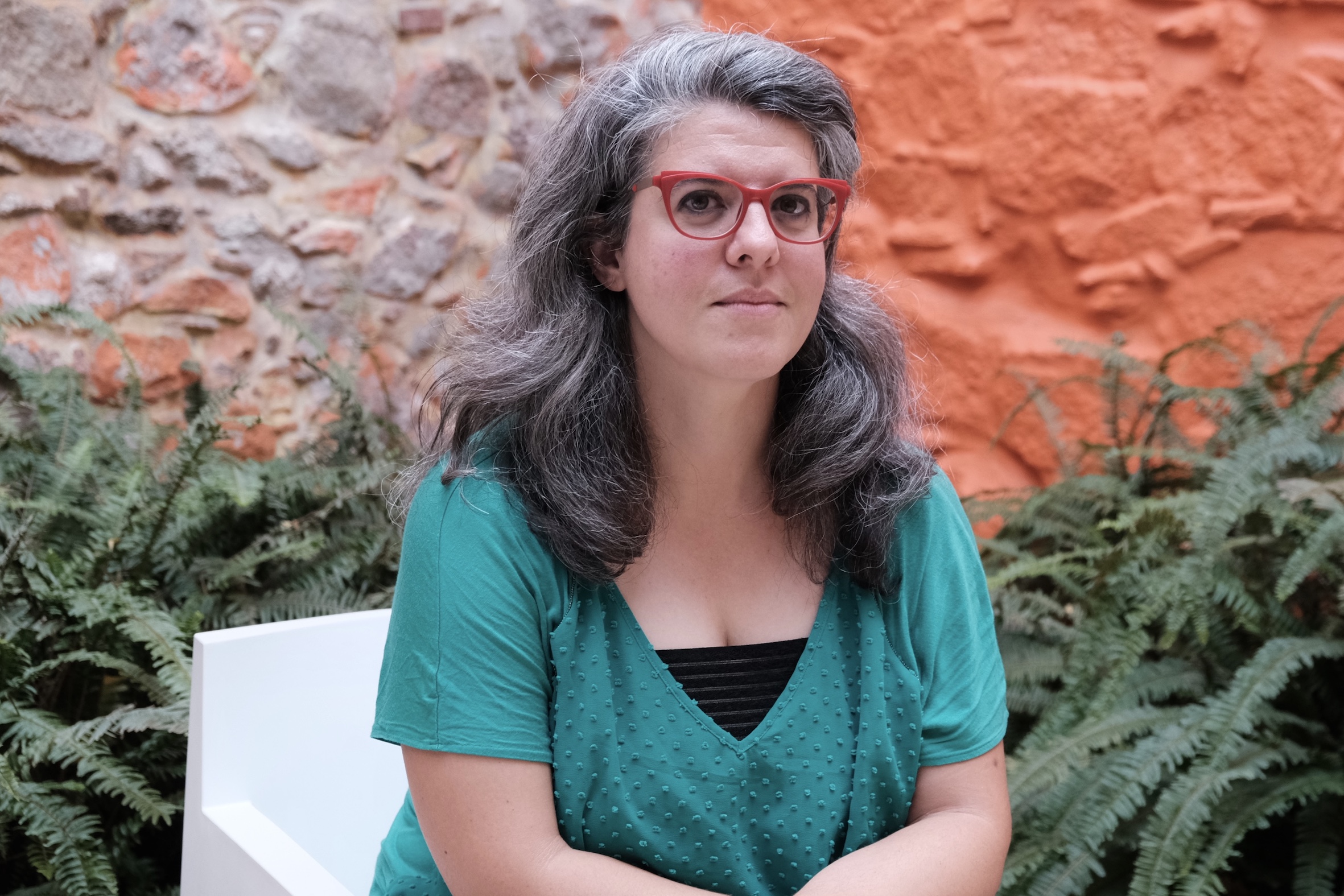 Anahita Nassir al pati de la redacció de VilaWeb