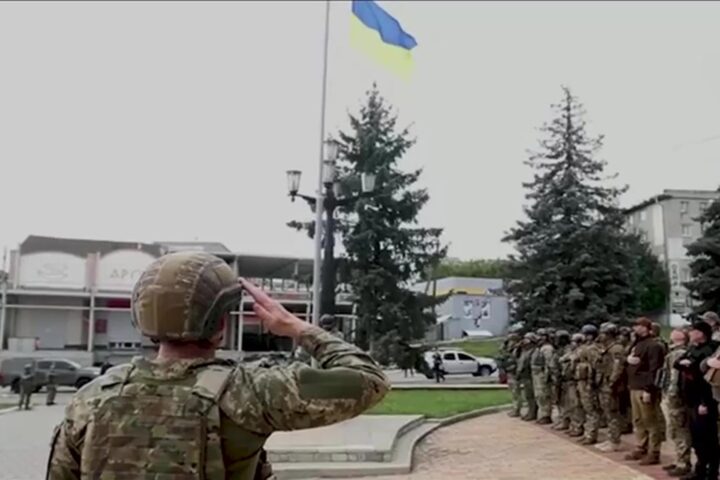 L'exèrcit ucraïnès hissa la bandera nacional a Balakliya, en el front de l'est, ciutat recuperada fa unes hores del control rus. (Fotografia de l'exèrcit d'Ucraïna)