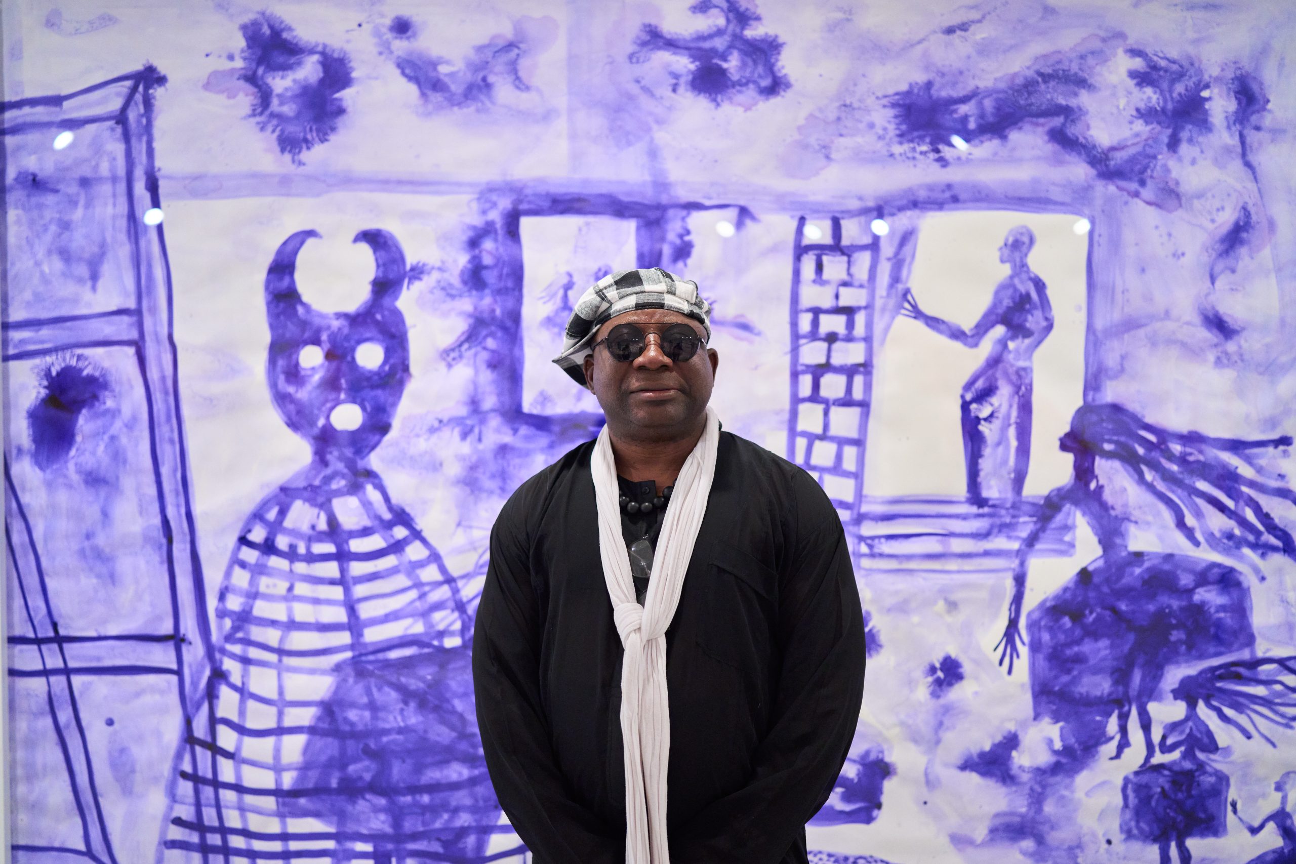 Barthélémy Toguo, davant la seva interpretació de 'Las meninas' (fotografia: Museu Picasso / Miquel Coll).