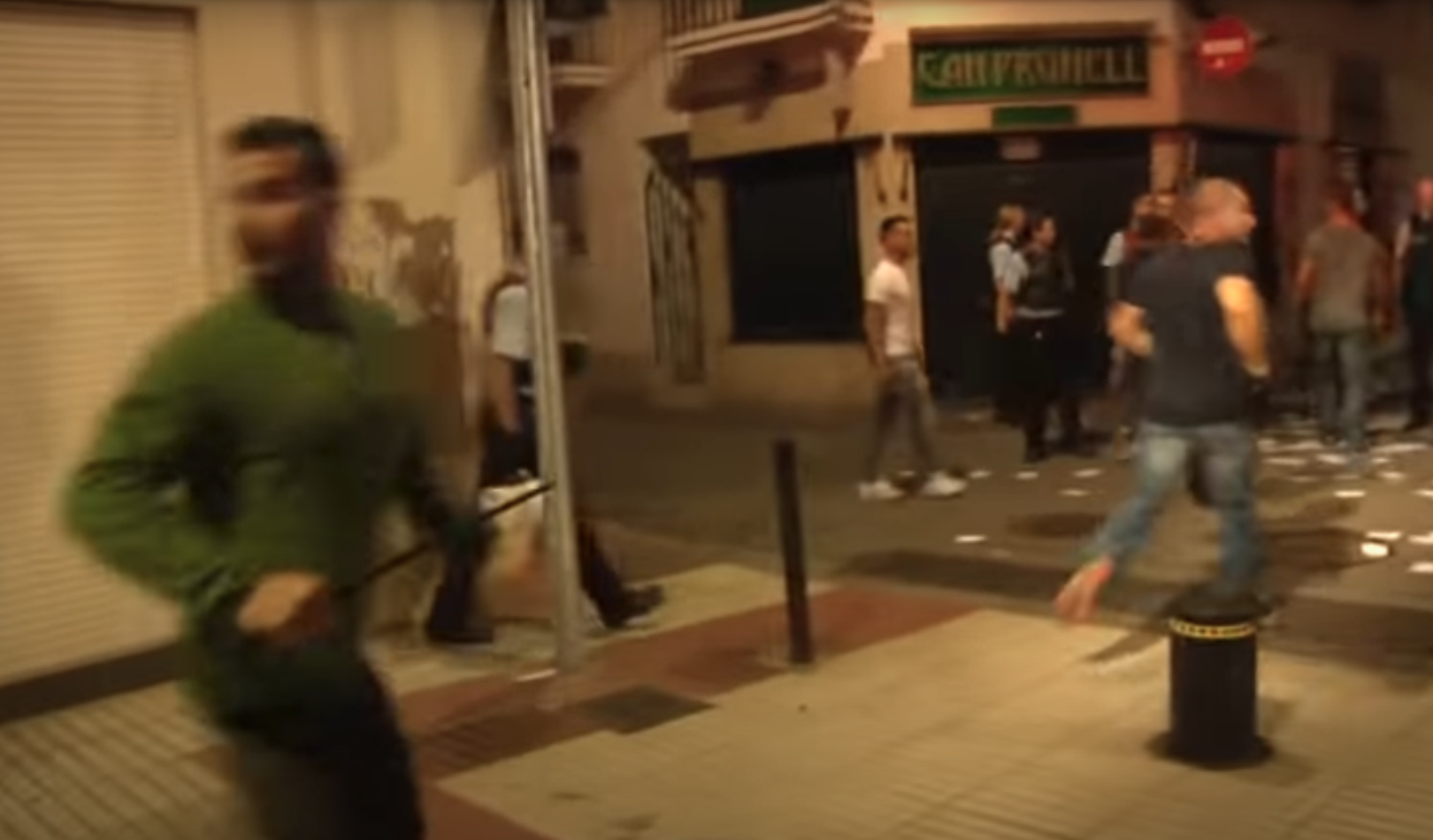 Un agent de la Guàrdia Civil de paisà i armat amb una porra extensible torna cap a l'hotel Vila després d'agredir i amenaçar els ciutadans de Calella