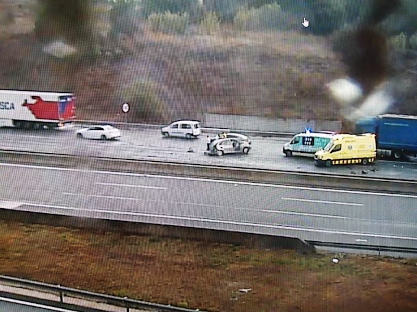 Imatge del cotxe bolcat (fotografia: @transit)