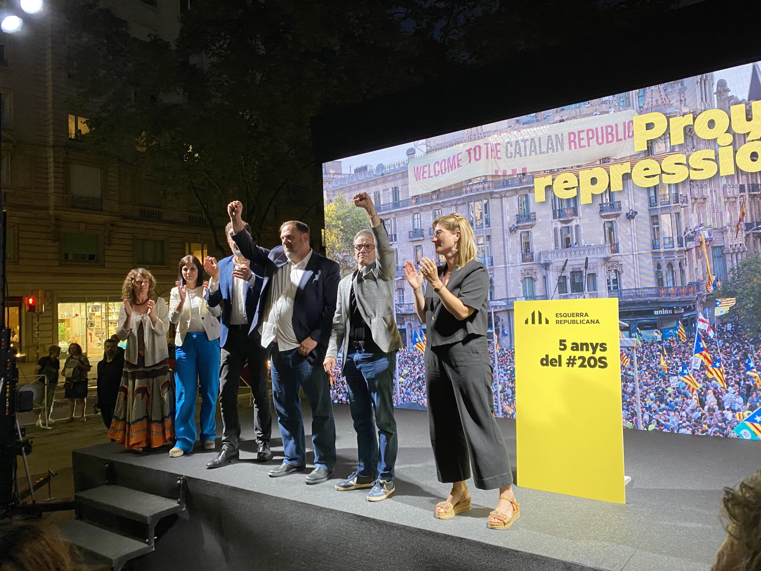 Els protagonistes de l'acte, al final de la commemoració del 20-S (fotografia: Pol Baraza)