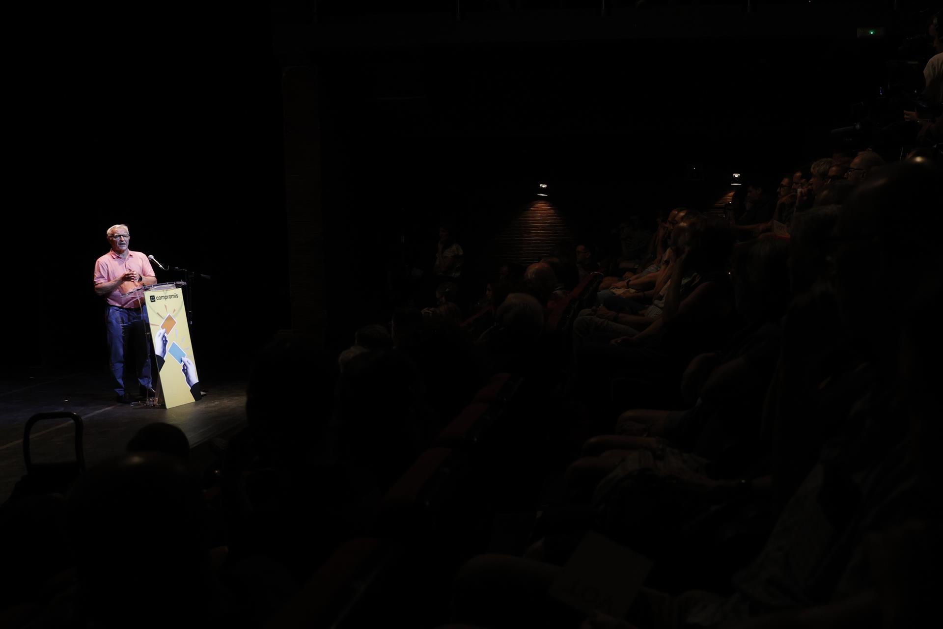 Joan Ribó ahir al teatre Micalet. Fotografia EFE / Manuel Bruque