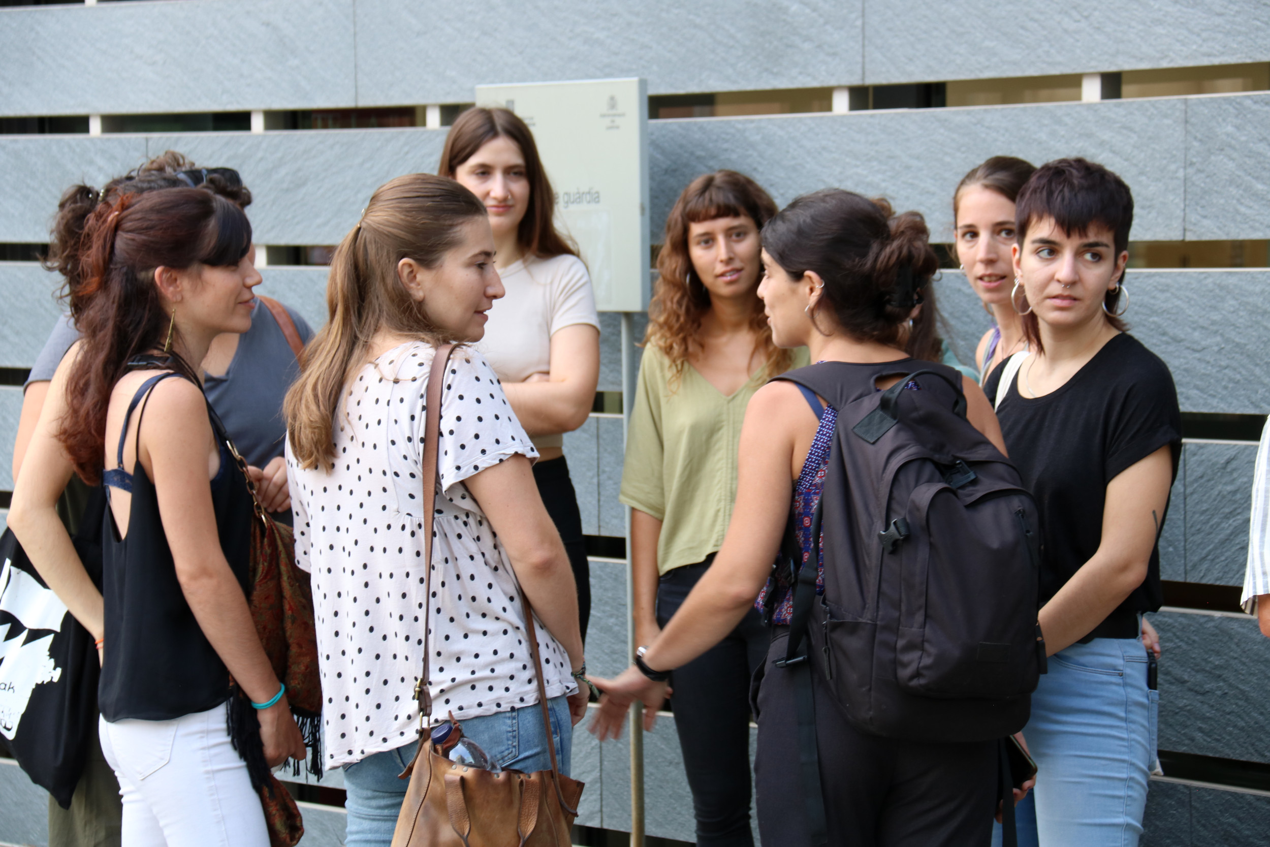 Les encausades just abans d'entrar al judici (fotografia: Nia Escolà/ACN)