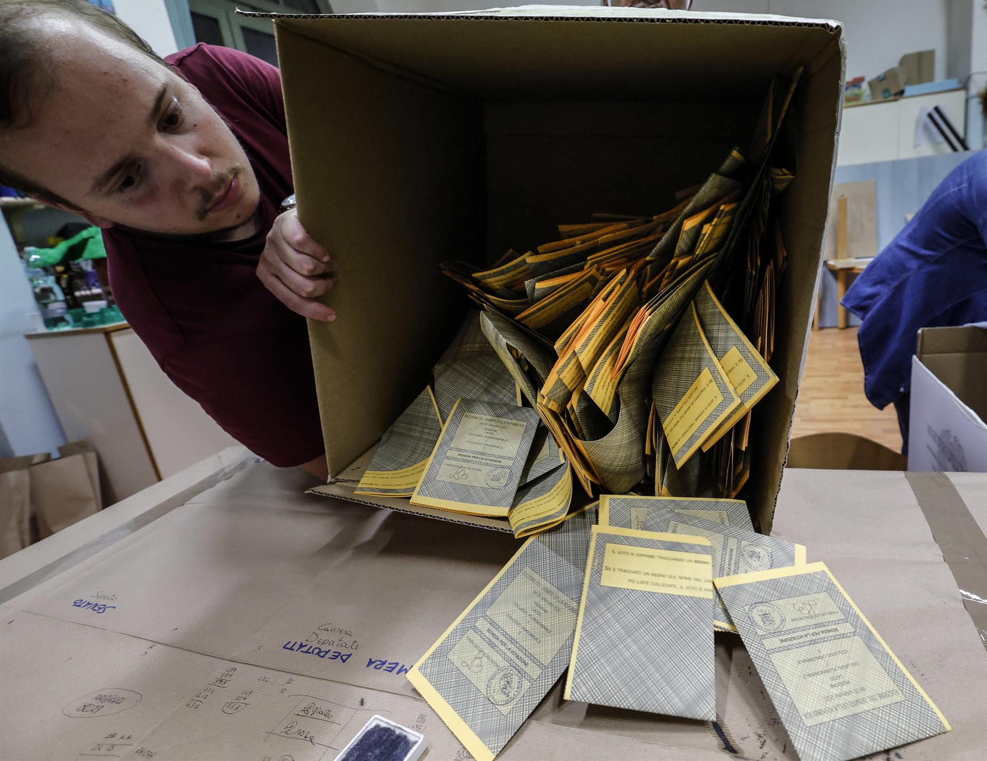 Recompte electoral en un col·legi de Roma (fotografia: Giuseppe Lami).