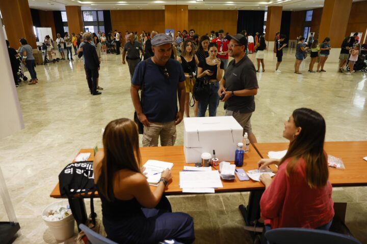 Ciutadans xilens votant en el col·legi electoral a Barcelona. (Fotografia de Toni Albir)