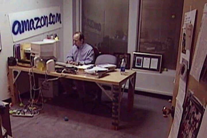 Jeff Bezos, assegut al seu primer despatx d’Amazon, el 1994.