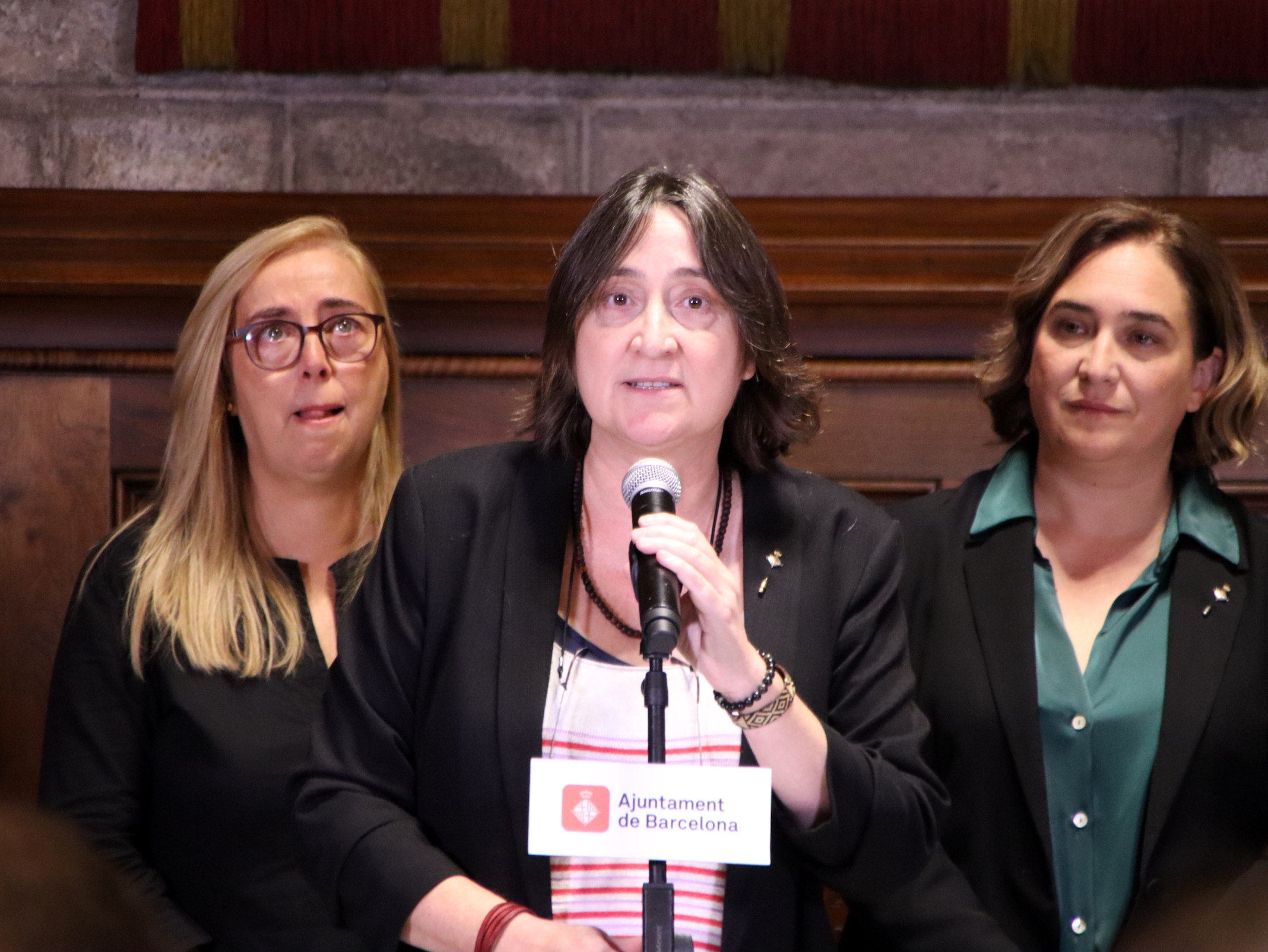 Les alertadores González i Conesa amb la batllessa de Barcelona, Ada Colau (fotografia: ACN/Blanca Blay)