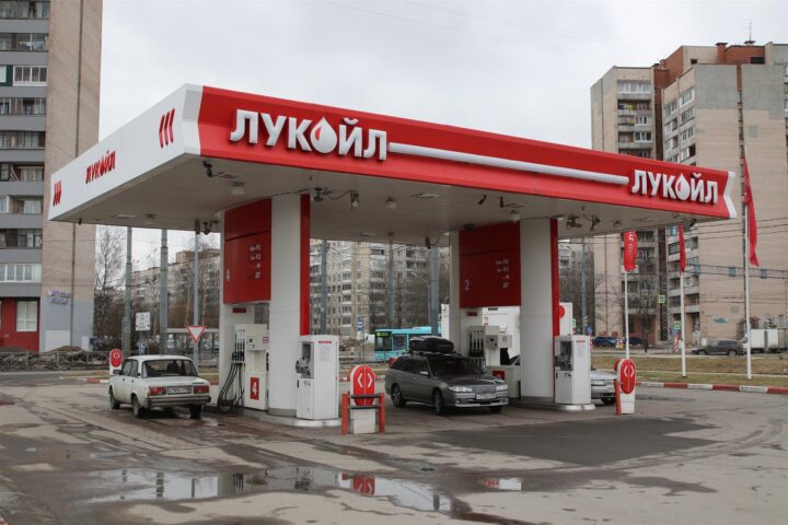 Una gasolinera de Lukoil (fotografia: Maksim Konstantinov)