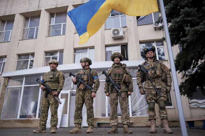 Soldats ucraïnesos hissen la bandera nacional ahir a Liman (Donetsk), després de conquerir la ciutat (fotografia: Ieuguen Hontxarenko).