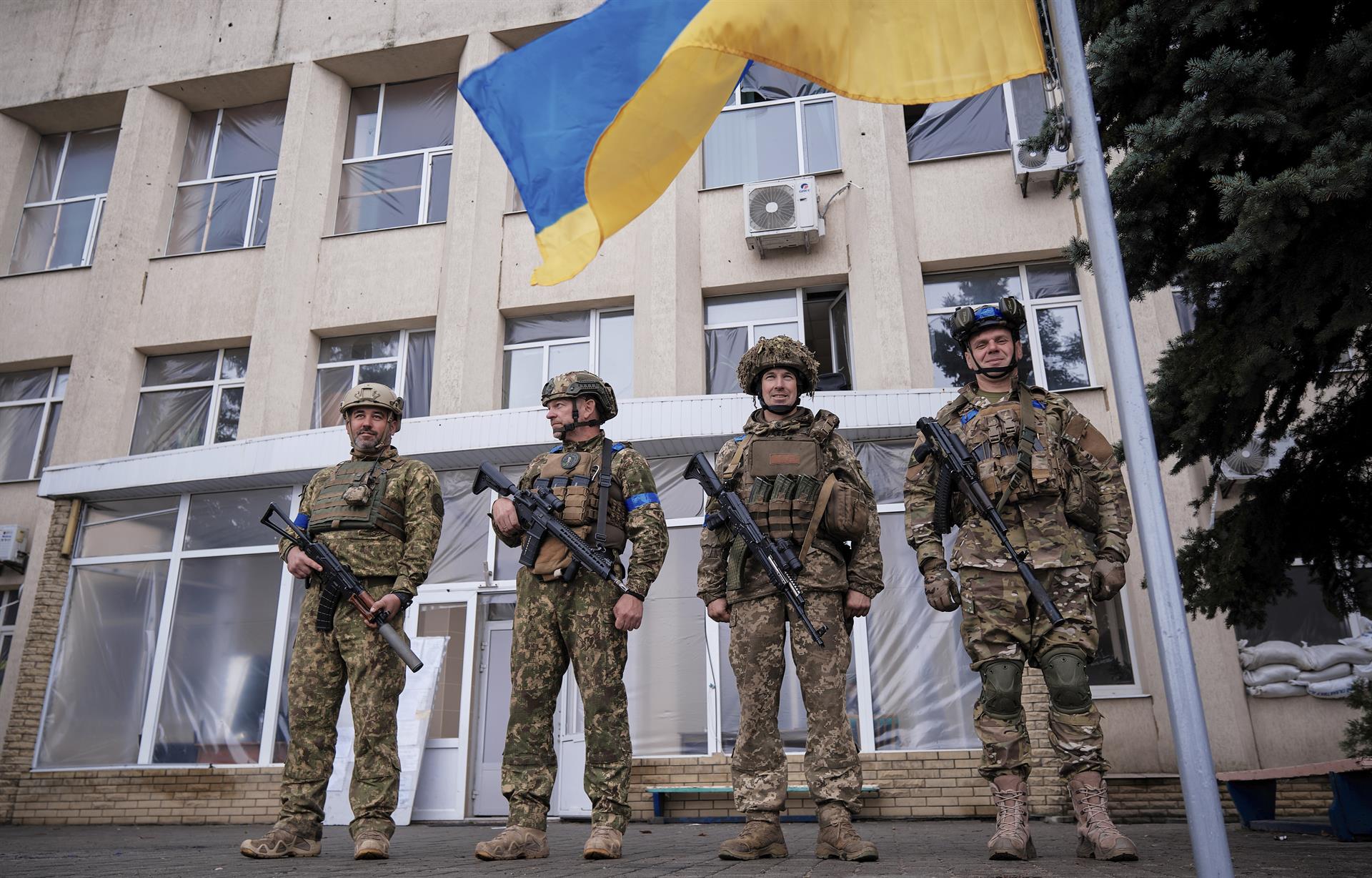 Soldats ucraïnesos hissen la bandera nacional ahir a Liman (Donetsk), després de conquerir la ciutat (fotografia: Ieuguen Hontxarenko).