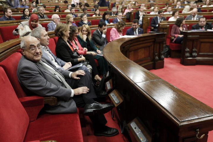 El nou govern en solitari d'ERC ha assistit al seu primer ple del parlament. Fotografia: EFE/Quique Garcia