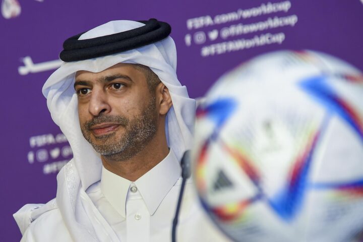 El CEO de Qatar 2022, Nasser Al-Khater, ofereix una roda de premsa a un mes del Mundial de Catar 2022 de la FIFA, dilluns passat a Doha. (Fotografia: Noushad Thekkayil/ EFE)