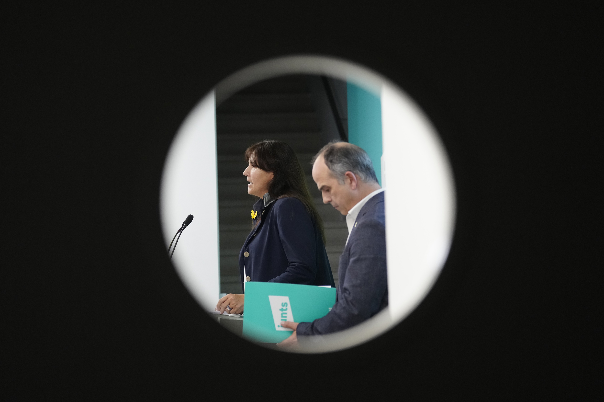 Laura Borràs i Jordi Turull, en una conferència de premsa a la seu del partit (fotografia: EFE/Enric Fontcuberta).