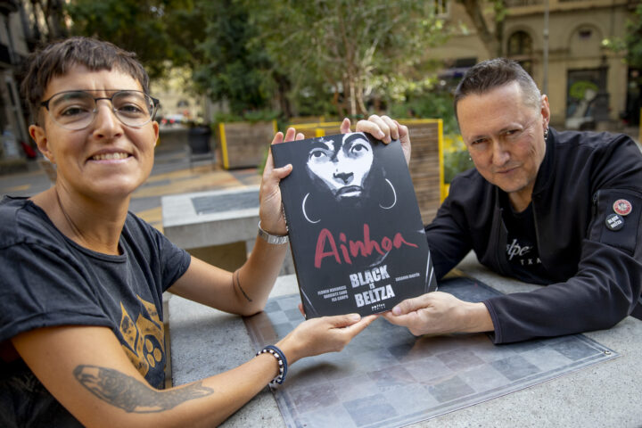 Fermín Muguruza i Susanna Martín mostren el còmic d''Ainhoa: Black is Beltza II' (fotografia: Albert Salamé)