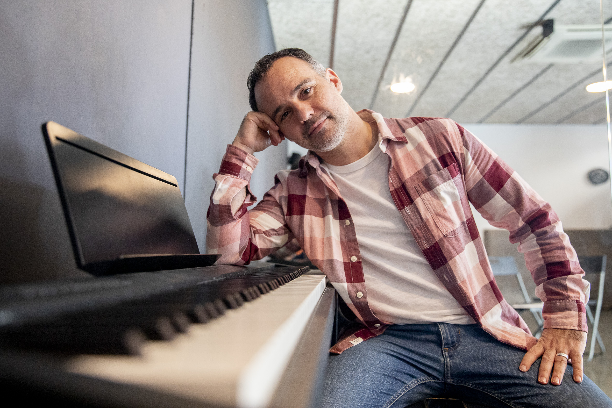 Daniel Anglès, en una aula de l'escola Aules · Arts Escèniques.