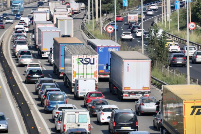 Vint quilòmetres de retencions a la AP-7 en l’operació tornada del pont