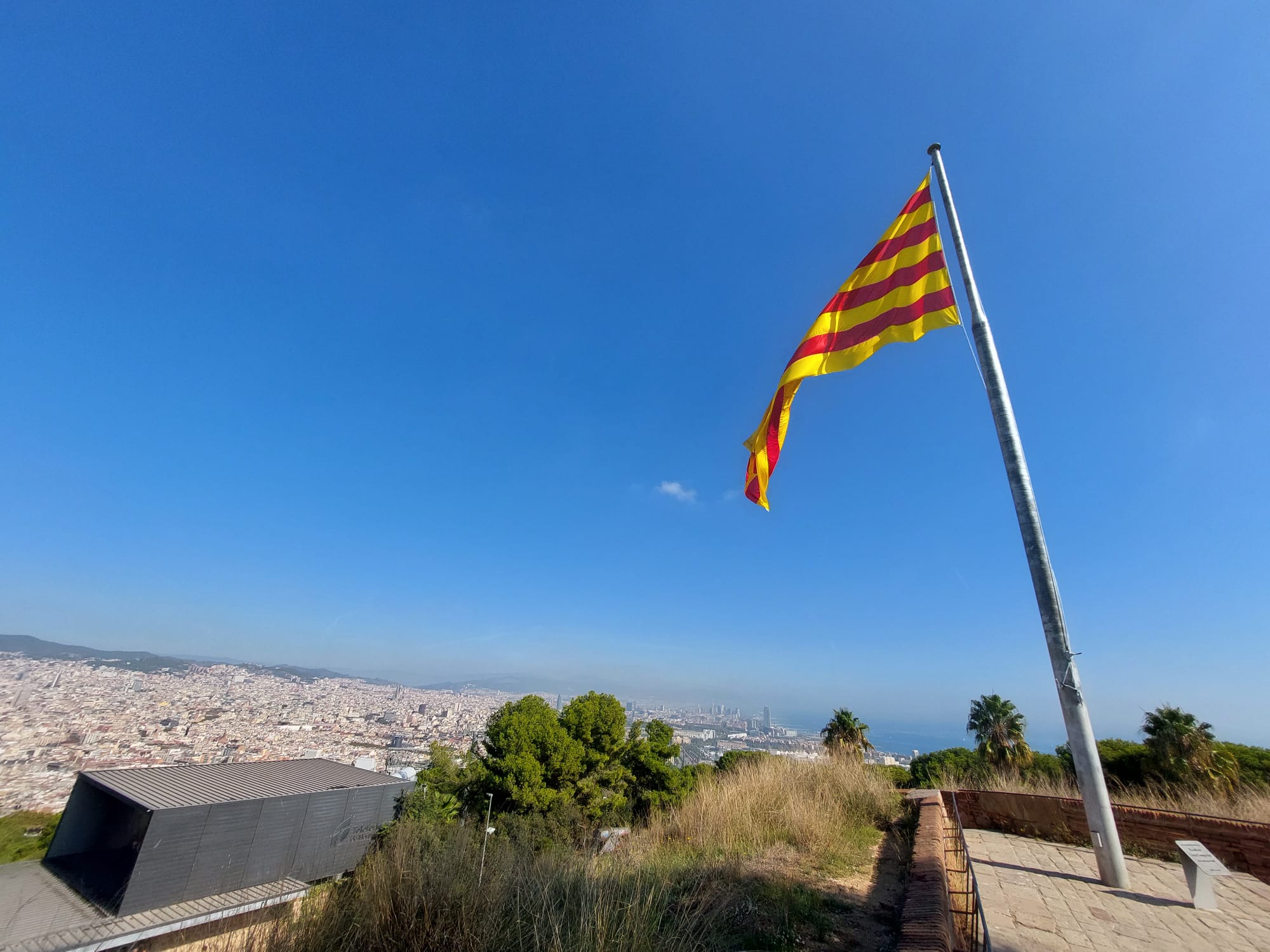 La bandera de Companys, onejat al castell de Montjuïc (fotografia: Albert Salamé)