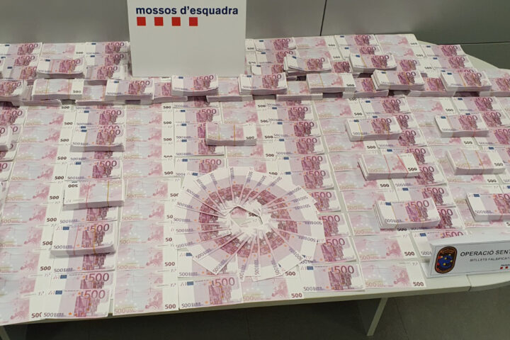 Bitllets falsos de 500 euros intervinguts en una operació conjunta dels Mossos d'Esquadra i la policia espanyola (fotografia: Cedida a l'ACN pels Mossos)