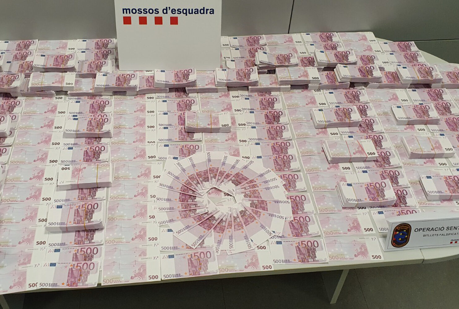 Bitllets falsos de 500 euros intervinguts en una operació conjunta dels Mossos d'Esquadra i la policia espanyola (fotografia: Cedida a l'ACN pels Mossos)