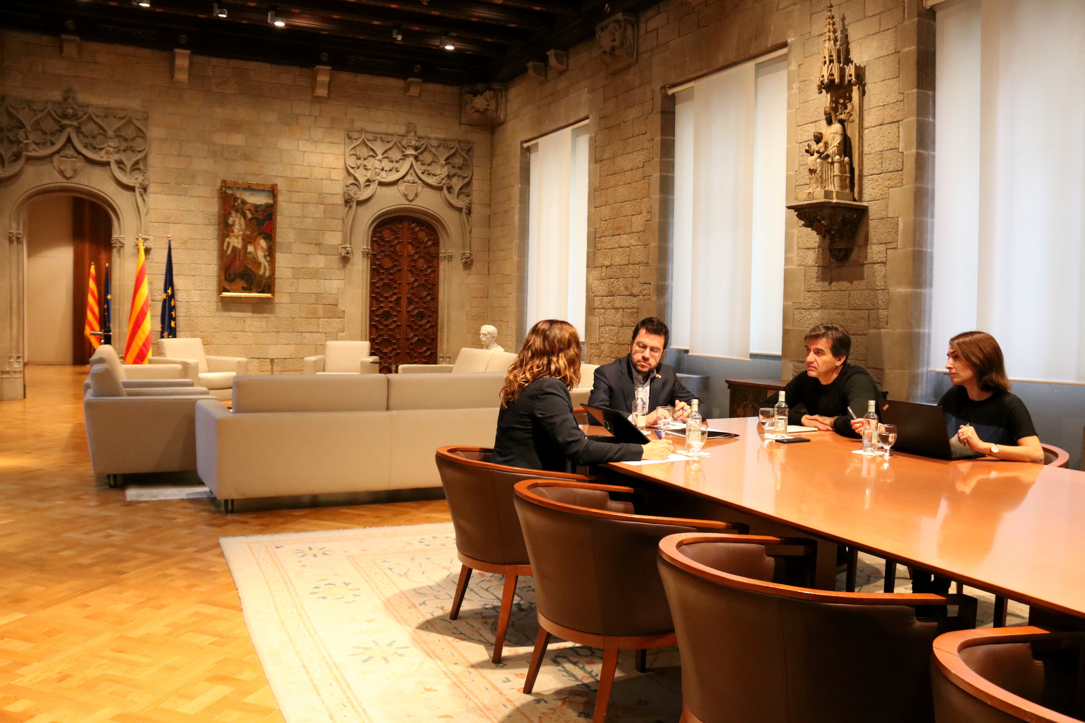 El president Aragonès, reunit amb la consellera Vilagrà i el seu equip a Palau (fotografia: ACN/Bernat Vilaró)