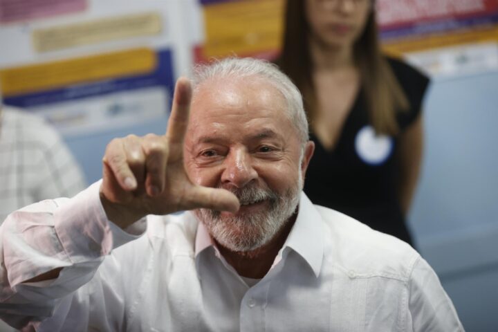 Lula fa el senyal de la campanya després de votar (Foto: Fernando Bizerra)