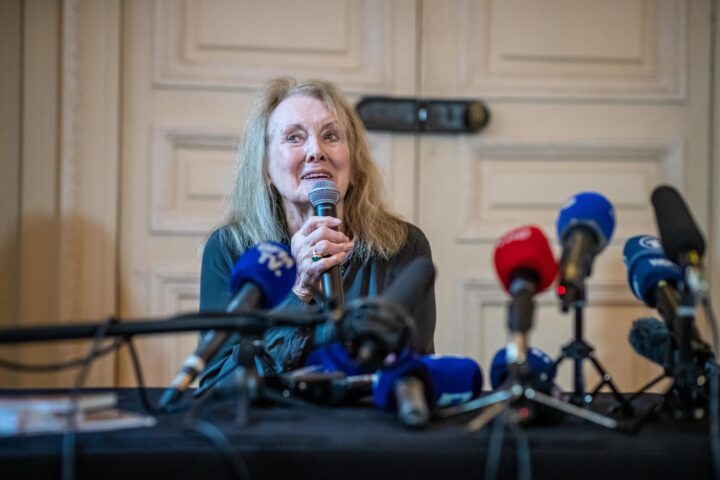 La nova premi Nobel, Annie Ernaux, durant la conferència de premsa d'haver-se anunciat el guardó (fotografia: Christophe Petit Tesson).