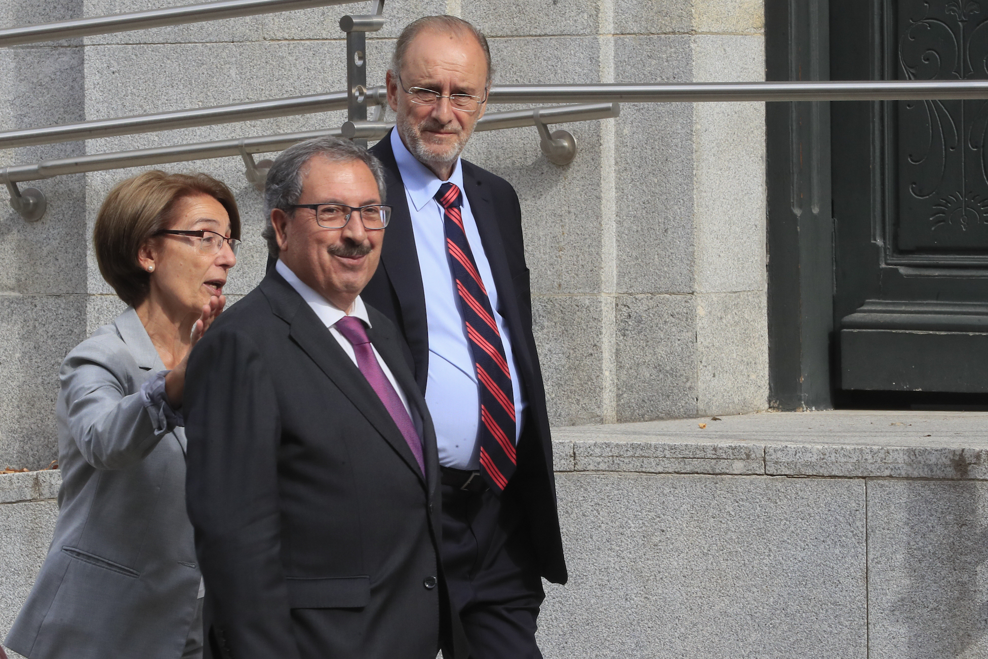El vocal del CGPJ Rafael Mozo, en l'arribada a la reunió d'avui (fotografia: EFE/Fernando Alvarado)
