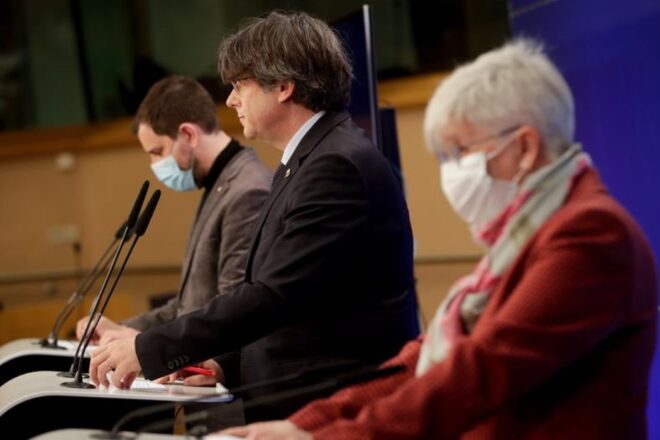 Vázquez s’enganxa els dits: Metsola exigeix a la JEC la llista d’eurodiputats que inclou Puigdemont