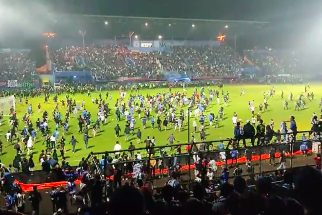 Almenys 174 morts en uns aldarulls en un estadi de futbol a Indonèsia