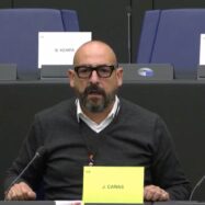 El president de la comissió Pegasus para els peus a Cañas pels atacs a Puigdemont