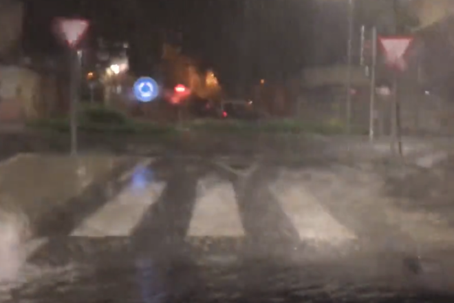 Tres famílies evacuades i carreteres tallades per una tempesta intensa a Mallorca