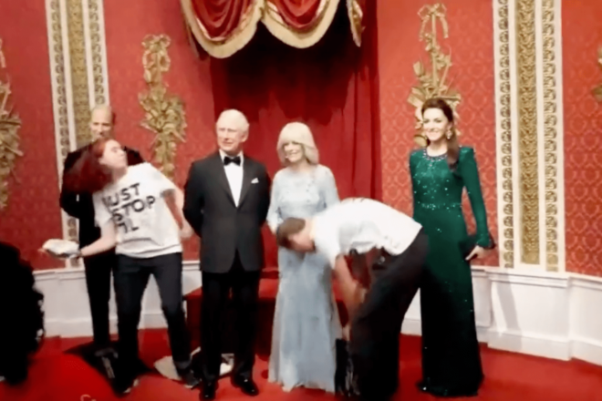 [VÍDEO] Activistes ecologistes ataquen la figura de Carles III al Madame Tussauds de Londres