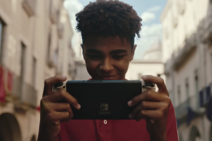 El protagonista de l'anunci juga al joc amb la plaça del Vi de fons. Fotografia: Nintendo.