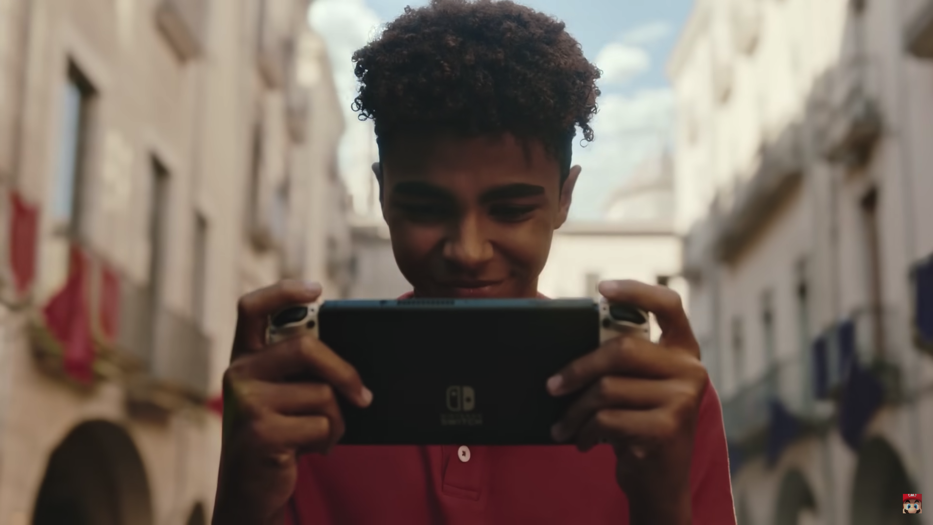 El protagonista de l'anunci juga al joc amb la plaça del Vi de fons. Fotografia: Nintendo.