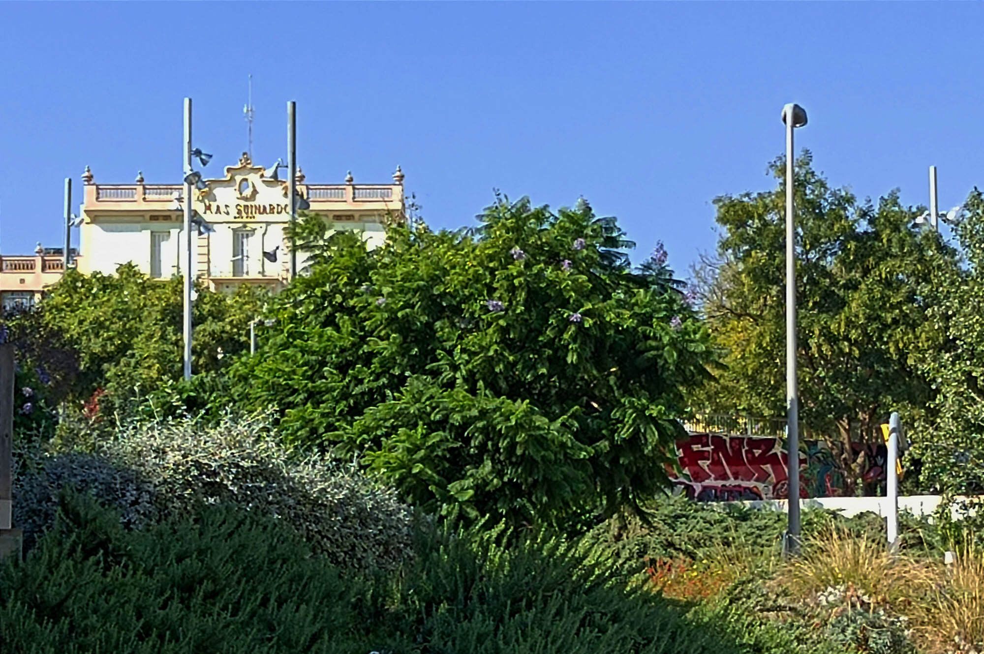 El Mas Guinardó, des del parc d’Escornalbou (fotografies: M.I.).