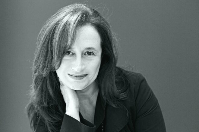 Elisenda Roca: “Ens cal riure i recuperar el sentit crític des de petits”