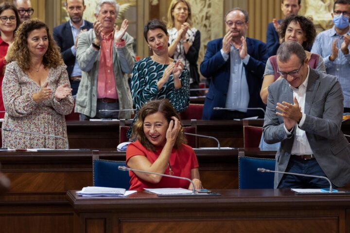Francina Armengol aplaudida pel grup socialista i pel vice-president Yllanes en acabar el discurs. Fotografia: EFE / Cati Cladera