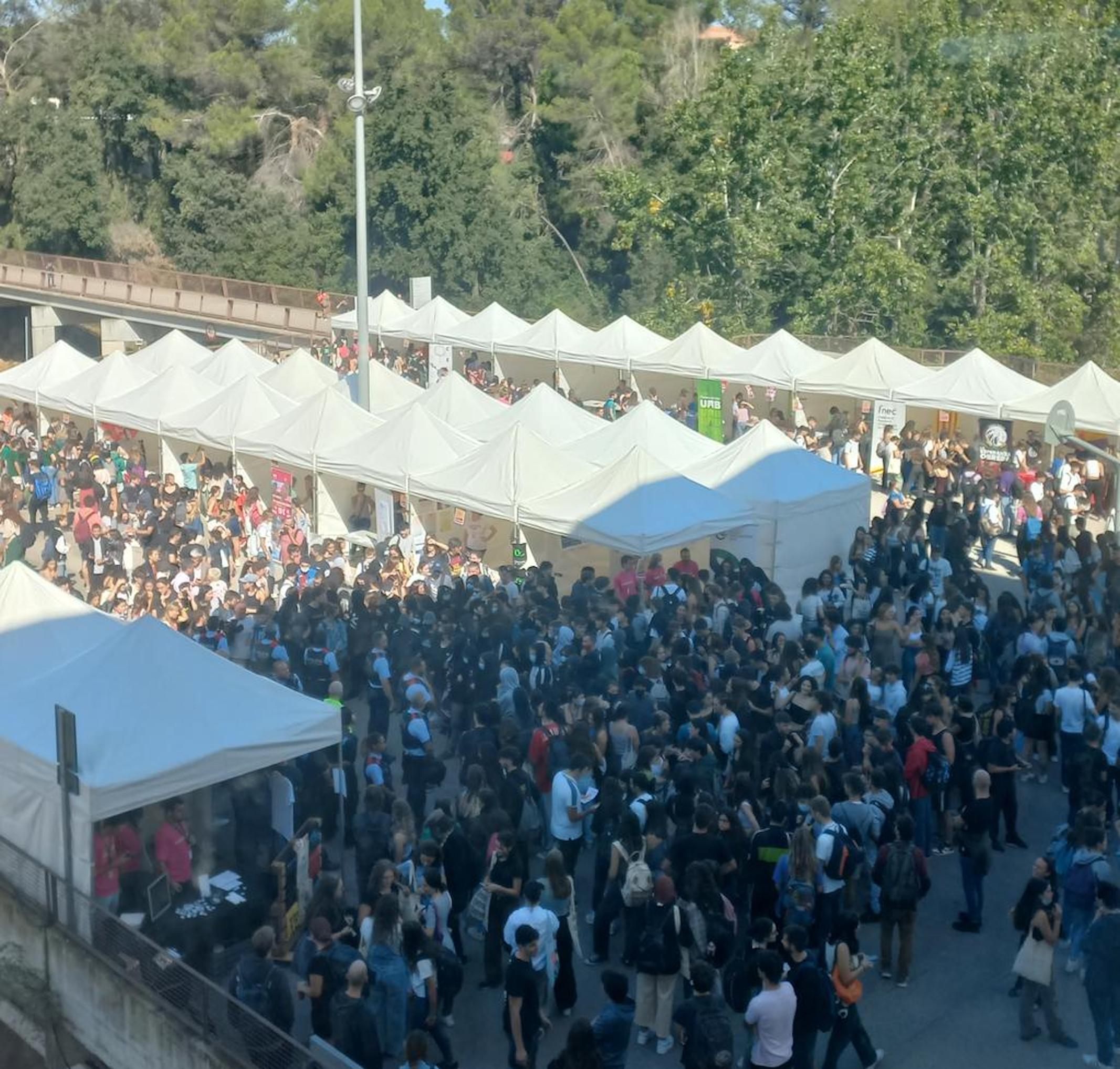Conentració a davant de la carpa de S'ha Acabat! (fotografia: SEPC UAB)