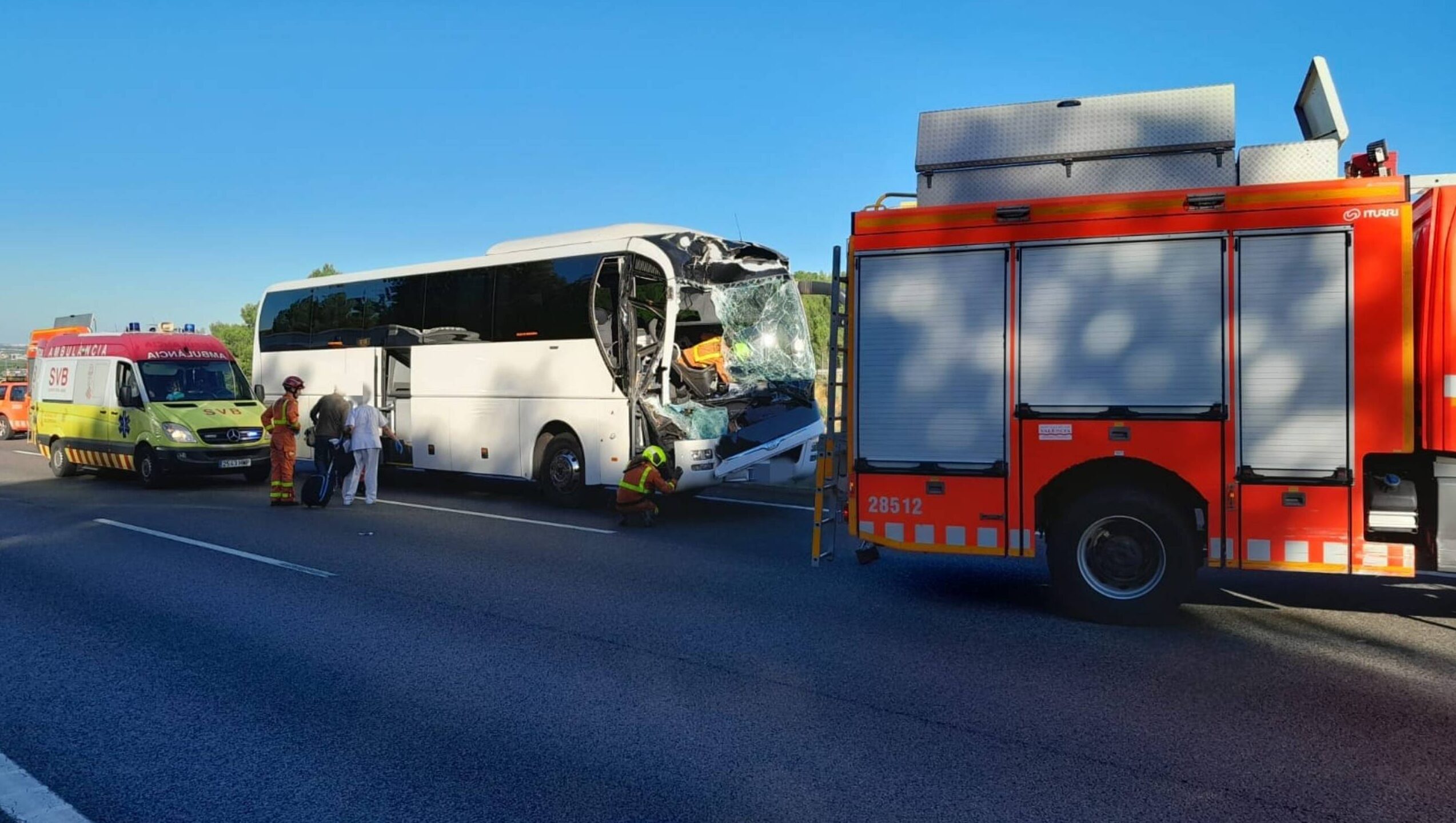 L'estat amb què ha quedat l'autobús (fotografia: @BombersValencia)