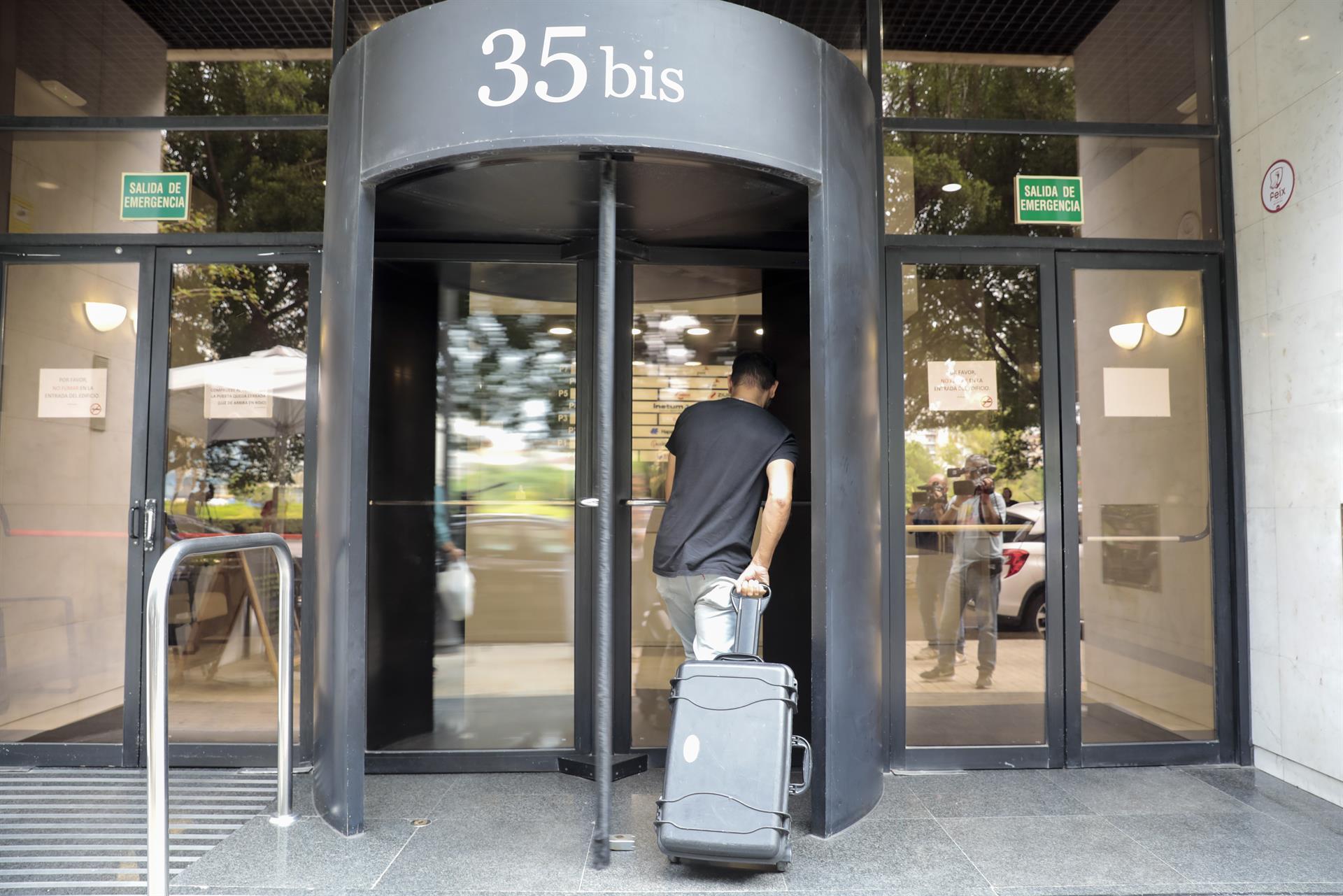 Un agent de l'UCO entra a la seu d'una de les empreses registrades