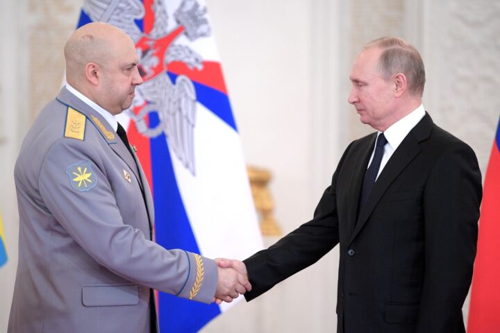 Encaixada de mans de Putin i Surovikin (fotografia: Kremlin.ru).